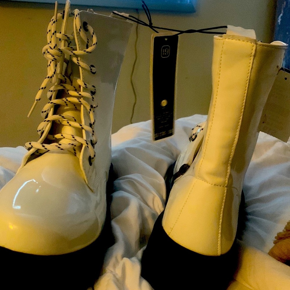 this is a a pair of white boots , never worn ,